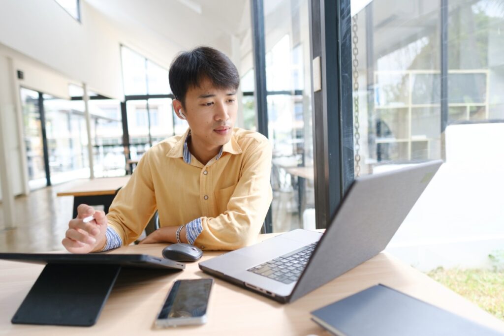 Becas Iberoamérica UAX y OEI ofrecen 22 becas del 50% para maestrías online con reconocimiento internacional