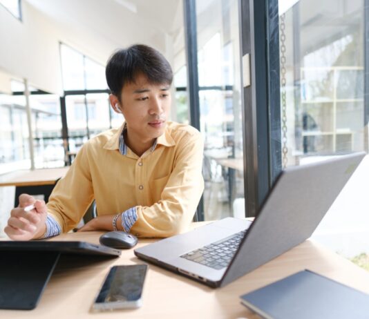 Becas Iberoamérica UAX y OEI ofrecen 22 becas del 50% para maestrías online con reconocimiento internacional