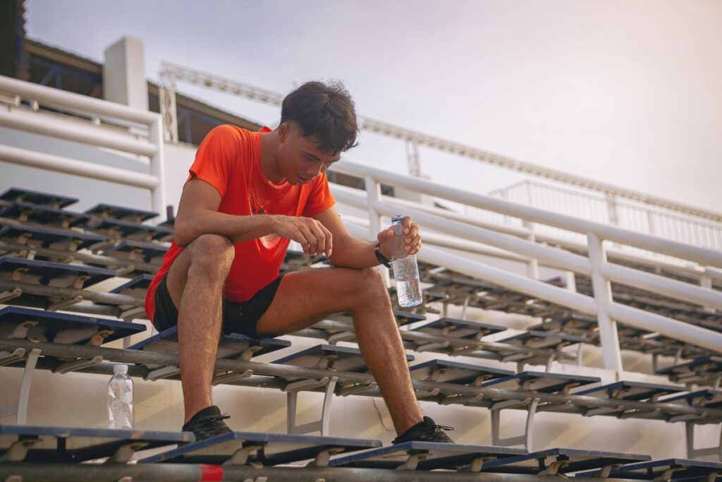 Cómo evitar la deshidratación en atletas jóvenes durante el calor del verano