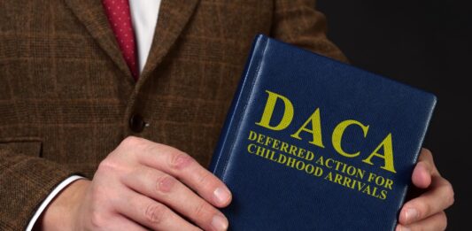 Covered California busca alternativas para beneficiarios de DACA que perderán su seguro