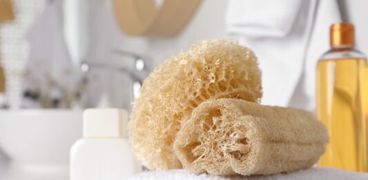 Por qué deberías replantearte el uso de la esponja vegetal, según un experto