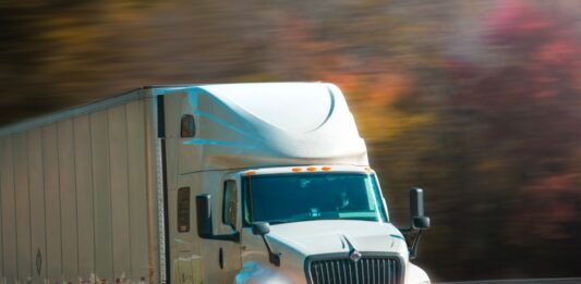 ¿Qué provocó la suspensión de visas para camioneros extranjeros en Estados Unidos