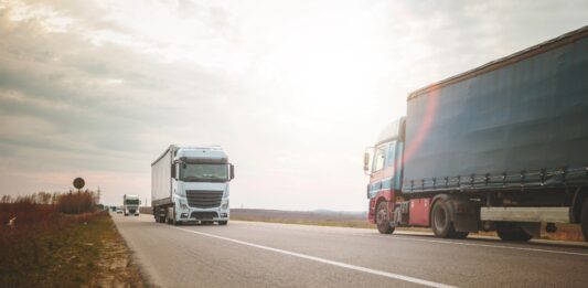 Estados Unidos prohíbe licencias de camión a extranjeros sin visa tras choques mortales