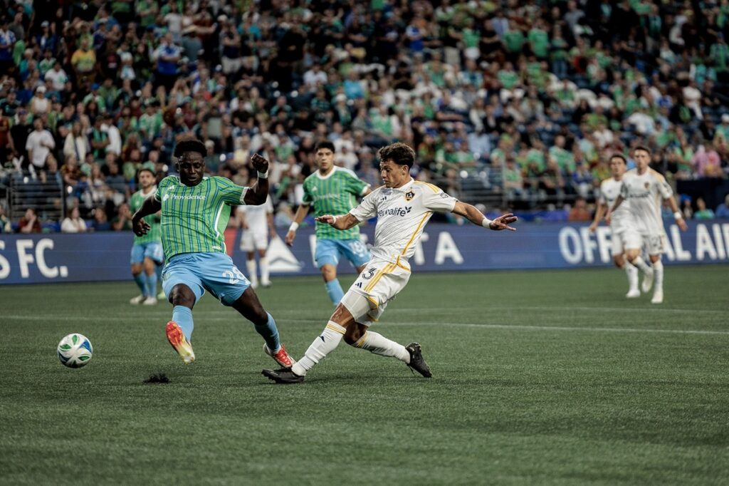 LA Galaxy rescata un empate ante Seattle y se prepara para celebrar la Noche de la Herencia Mexicana