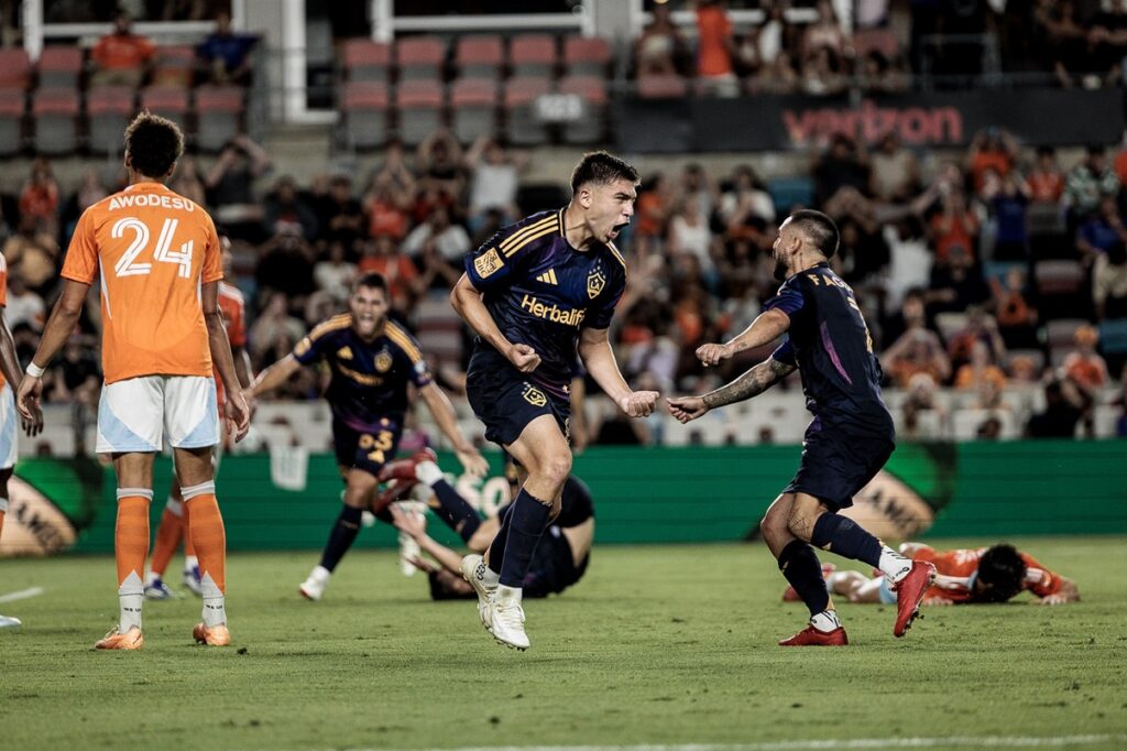 LA Galaxy rescata valioso empate 1-1 ante Houston Dynamo en tiempo extra