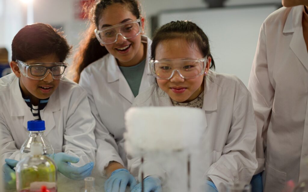 Abren convocatoria para la Beca Edison Scholars de $50,000 para estudiantes STEM