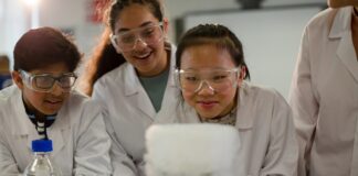 Abren convocatoria para la Beca Edison Scholars de $50,000 para estudiantes STEM