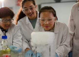 Abren convocatoria para la Beca Edison Scholars de $50,000 para estudiantes STEM Abren convocatoria para la Beca Edison Scholars de $50,000 para estudiantes STEM