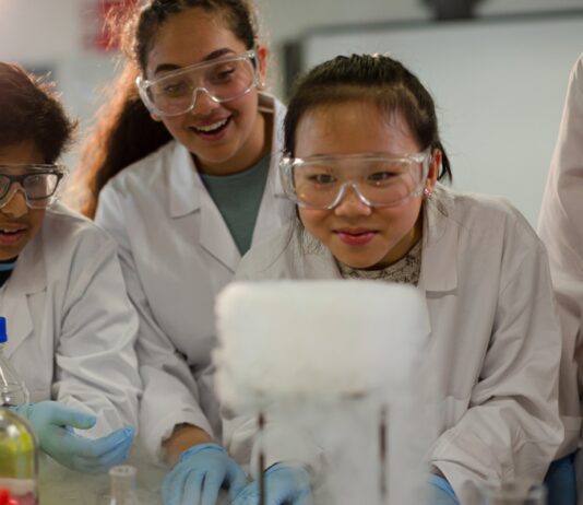 Abren convocatoria para la Beca Edison Scholars de $50,000 para estudiantes STEM