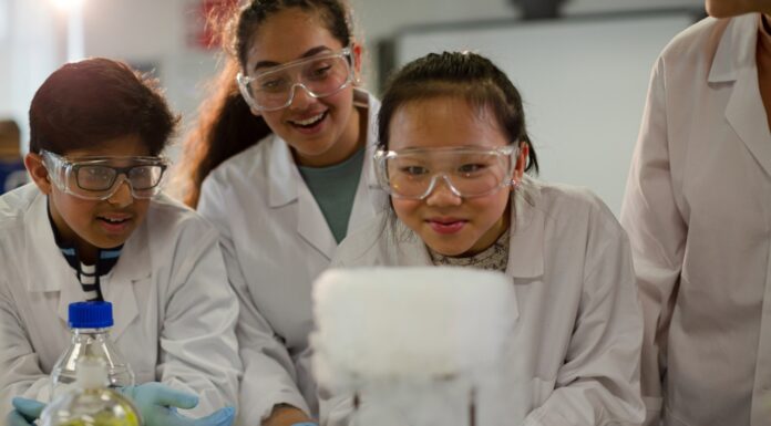 Abren convocatoria para la Beca Edison Scholars de $50,000 para estudiantes STEM