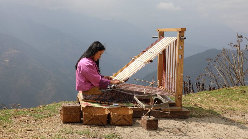 El arte textil de Bhután conquista la moda internacional desde las alturas del Himalaya