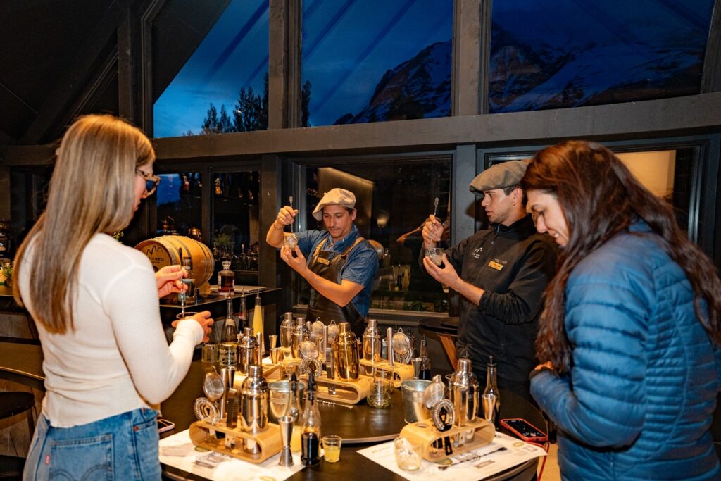 Hotel Las Torres renueva Bar Pionero con experiencia única de coctelería sustentable en Torres del Paine
