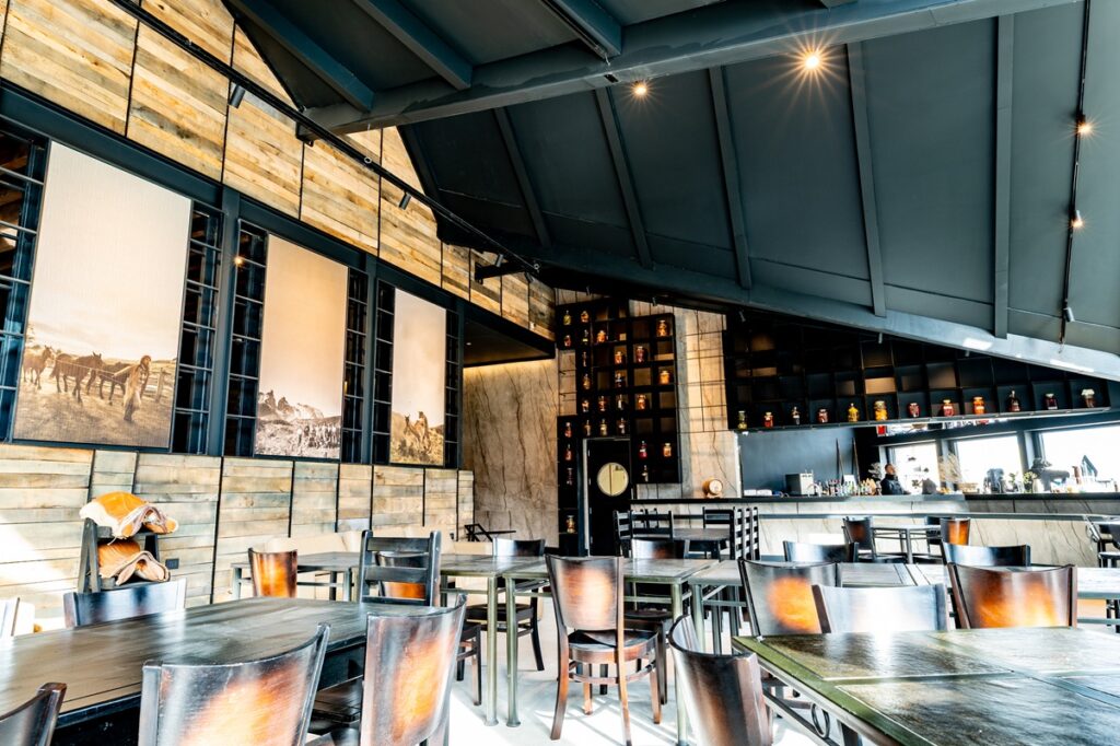Hotel Las Torres renueva Bar Pionero con experiencia única de coctelería sustentable en Torres del Paine