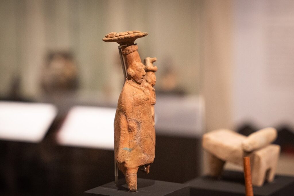 La mitad del mundo México y España celebran a la mujer indígena en exposición en Madrid