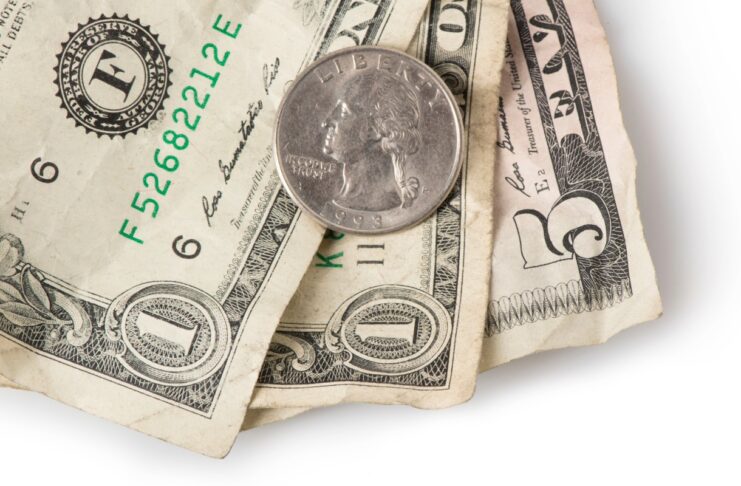 Salario mínimo en California para 2026: Guía completa sobre el aumento a $16.90 y el nuevo umbral para exentos