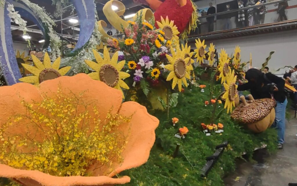 Una carroza en el Desfile de las Rosas honra la resiliencia de los sobrevivientes de incendios forestales en California