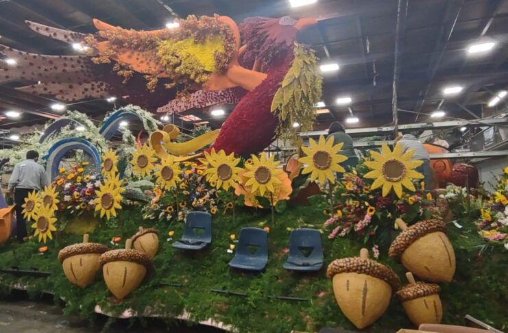 Una carroza en el Desfile de las Rosas honra la resiliencia de los sobrevivientes de incendios forestales en California