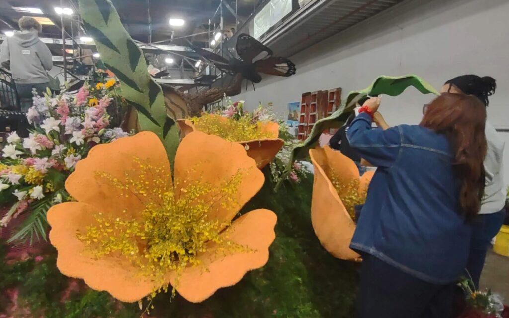 Una carroza en el Desfile de las Rosas honra la resiliencia de los sobrevivientes de incendios forestales en California