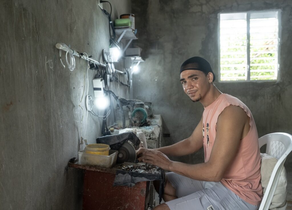 Brechas educativas persisten entre jóvenes con menos recursos en América Latina y España