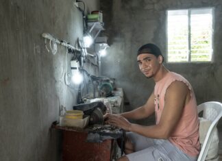 Brechas educativas persisten entre jóvenes con menos recursos en América Latina y España Brechas educativas persisten entre jóvenes con menos recursos en América Latina y España