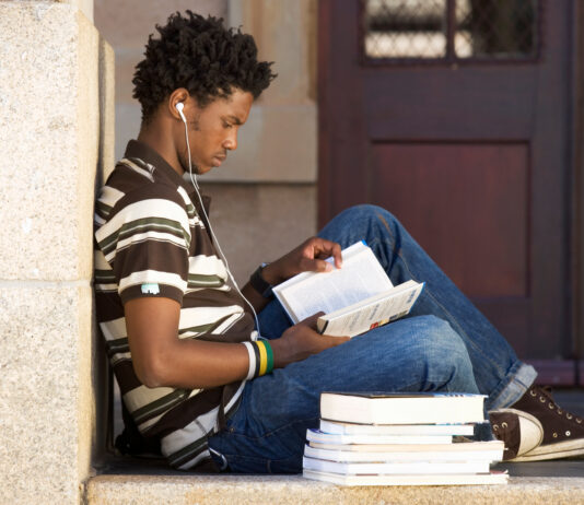 La lectura juvenil frente a redes sociales y pantallas en Iberoamérica La lectura juvenil frente a redes sociales y pantallas en Iberoamérica