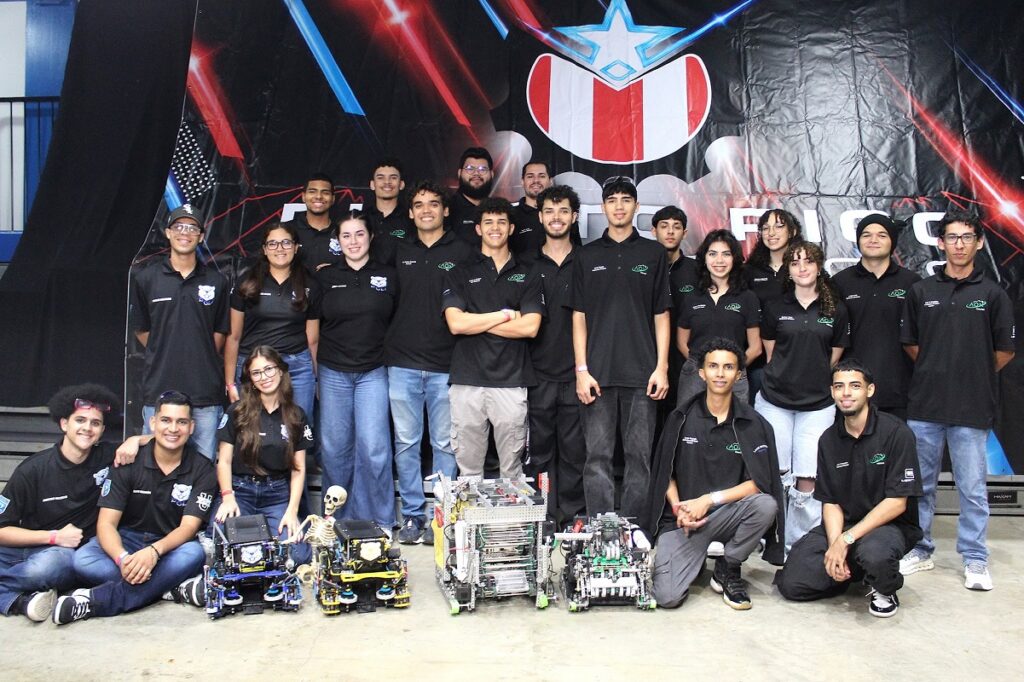 Estudiantes del RUM ganan VEX Robotics y van al mundial