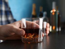 Jóvenes y mujeres lideran aumento de muertes por alcohol en Estados Unidos Jóvenes y mujeres lideran aumento de muertes por alcohol en Estados Unidos