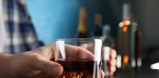 Jóvenes y mujeres lideran aumento de muertes por alcohol en Estados Unidos Jóvenes y mujeres lideran aumento de muertes por alcohol en Estados Unidos