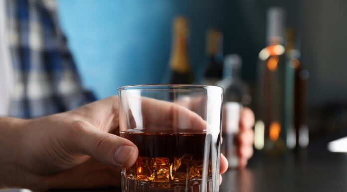 Jóvenes y mujeres lideran aumento de muertes por alcohol en Estados Unidos Jóvenes y mujeres lideran aumento de muertes por alcohol en Estados Unidos