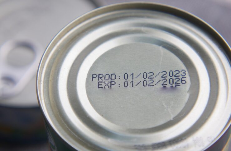 Lo que realmente significan las fechas en los alimentos