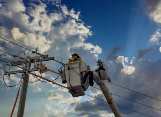 Edison ofrece becas de hasta $25,000 para formarte como electricista en California Edison ofrece becas de hasta $25,000 para formarte como electricista en Estados Unidos