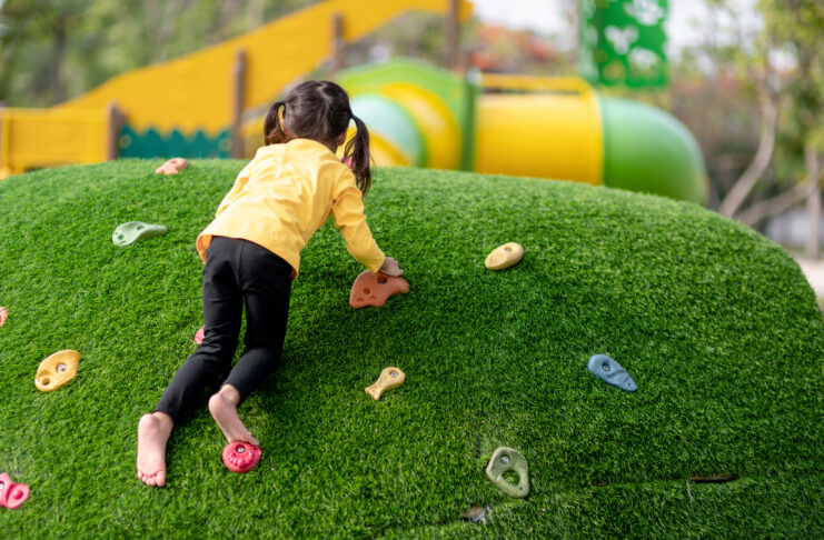 Parques con césped artificial podrían ser un riesgo en verano