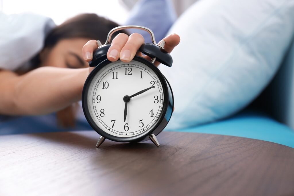 Expertos advierten sobre el impacto de retrasar la alarma al despertar