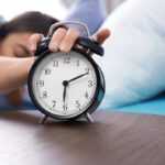Expertos advierten sobre el impacto de retrasar la alarma al despertar
