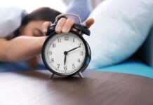 Expertos advierten sobre el impacto de retrasar la alarma al despertar