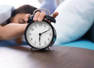 Expertos advierten sobre el impacto de retrasar la alarma al despertar Expertos advierten sobre el impacto de retrasar la alarma al despertar