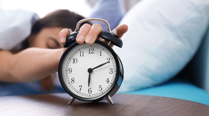 Expertos advierten sobre el impacto de retrasar la alarma al despertar Expertos advierten sobre el impacto de retrasar la alarma al despertar