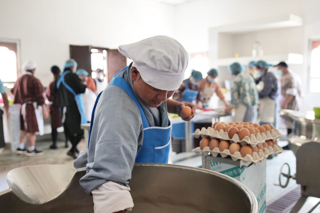 Productores rurales y escuelas unen fuerzas en Bhután para combatir el hambre