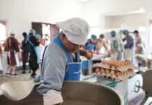 Productores rurales y escuelas unen fuerzas en Bhután para combatir el hambre