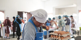 Productores rurales y escuelas unen fuerzas en Bhután para combatir el hambre Productores rurales y escuelas unen fuerzas en Bhután para combatir el hambre