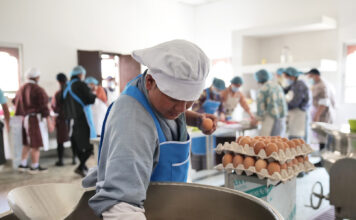 Productores rurales y escuelas unen fuerzas para combatir el hambre Productores rurales y escuelas unen fuerzas en Bhután para combatir el hambre
