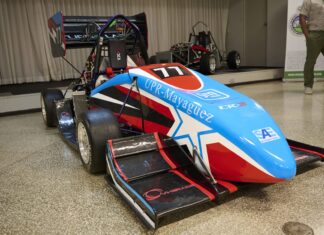RUM revela el primer vehículo eléctrico construido por sus estudiantes RUM revela el primer vehículo eléctrico construido por sus estudiantes