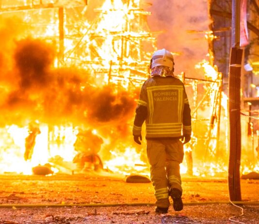 Investigación atribuye el incendio Eaton a arcos eléctricos en una torre de SCE Investigación atribuye el incendio Eaton a arcos eléctricos en una torre de SCE