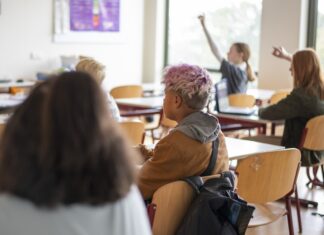 Riverside lleva la prevención del fentanilo a las clases de salud Riverside lleva la prevención del fentanilo a las clases de salud