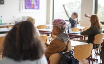 Riverside lleva la prevención del fentanilo a las clases de salud Riverside lleva la prevención del fentanilo a las clases de salud