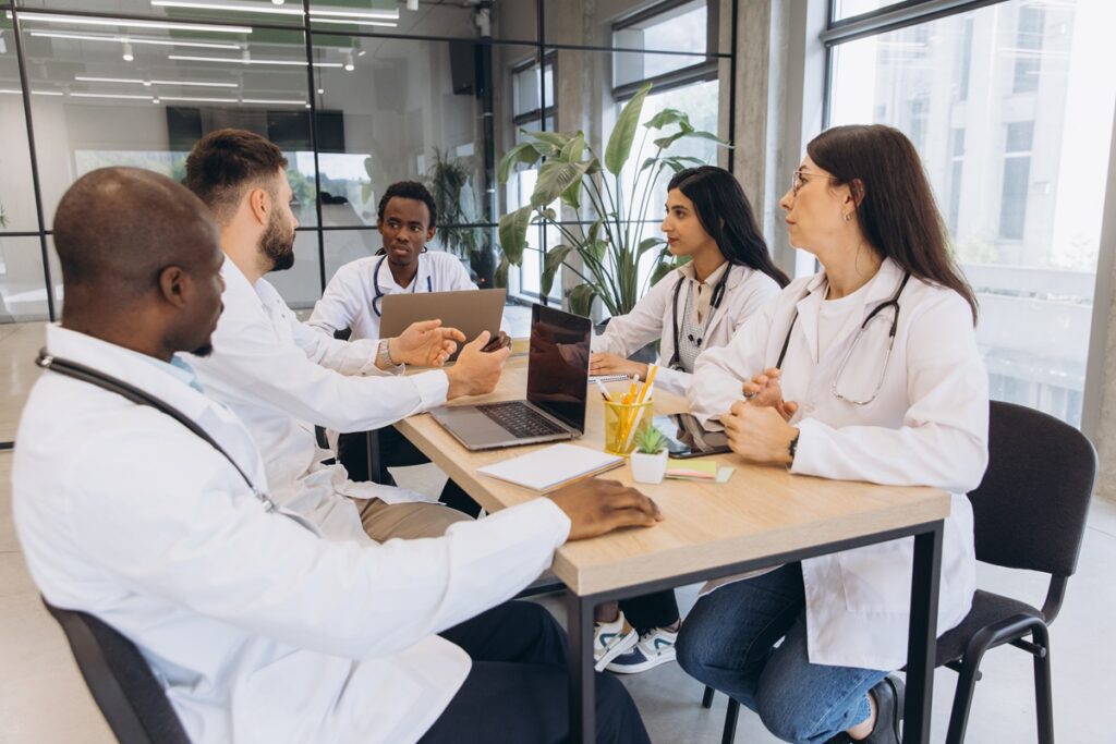 UCLA documenta desigualdad salarial entre médicos por género y origen