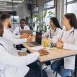 UCLA documenta desigualdad salarial entre médicos por género y origen
