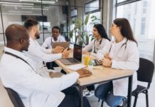 UCLA documenta desigualdad salarial entre médicos por género y origen UCLA documenta desigualdad salarial entre médicos por género y origen
