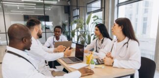 UCLA documenta desigualdad salarial entre médicos por género y origen UCLA documenta desigualdad salarial entre médicos por género y origen