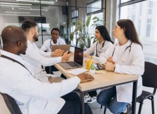 UCLA documenta desigualdad salarial entre médicos por género y origen UCLA documenta desigualdad salarial entre médicos por género y origen